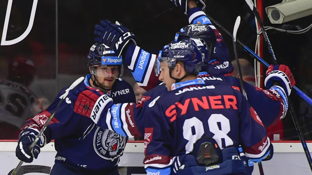 Libor Hudáček slaví se spoluhráči