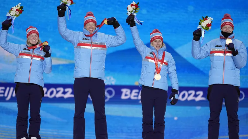 Vítězné kvarteto norských biatlonistů ze smíšené štafety