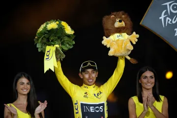 Egan Bernal se raduje z celkového triumfu na Tour de France 2019