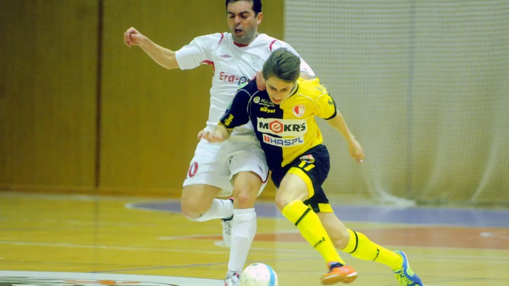 Chrudimský Dentinho v zápase se Slavií