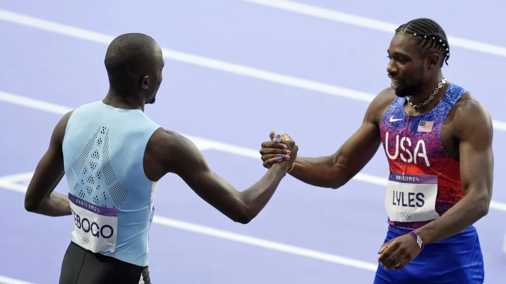 Noah Lyles z USA a Letsile Tebogo z Botswany