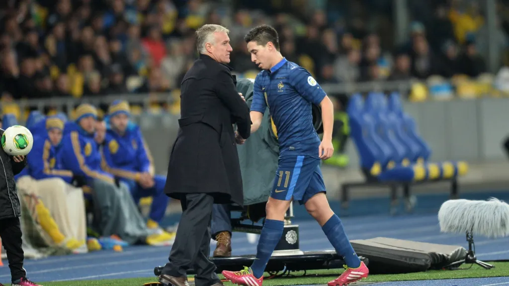 Samir Nasri odchází ze hřiště, ruku mu podává trenér Dechamps