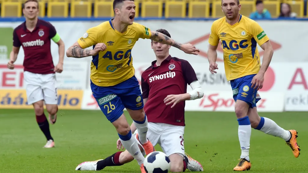 Ondřej Zahusel ze Sparty fauluje teplického Romana Potočného