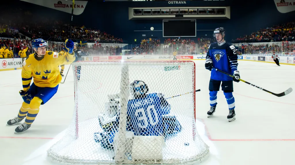 Finský gólman si srazil v duelu o bronz se Švédy puk do branky