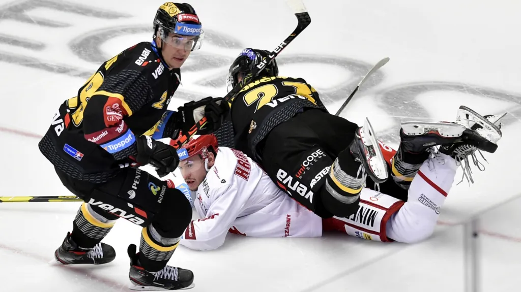 Karel Kubát (vlevo) v dresu Litvínova