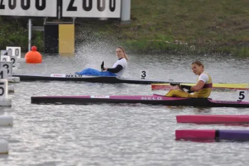 Kajakářka Jana Blahová (v bílém) vítězí v nominačním závodě v Račicích před Annou Kožíškovou