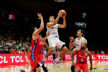 Bogdan Bogdanovič ze Srbska střílí na koš v duelu s Portorikem