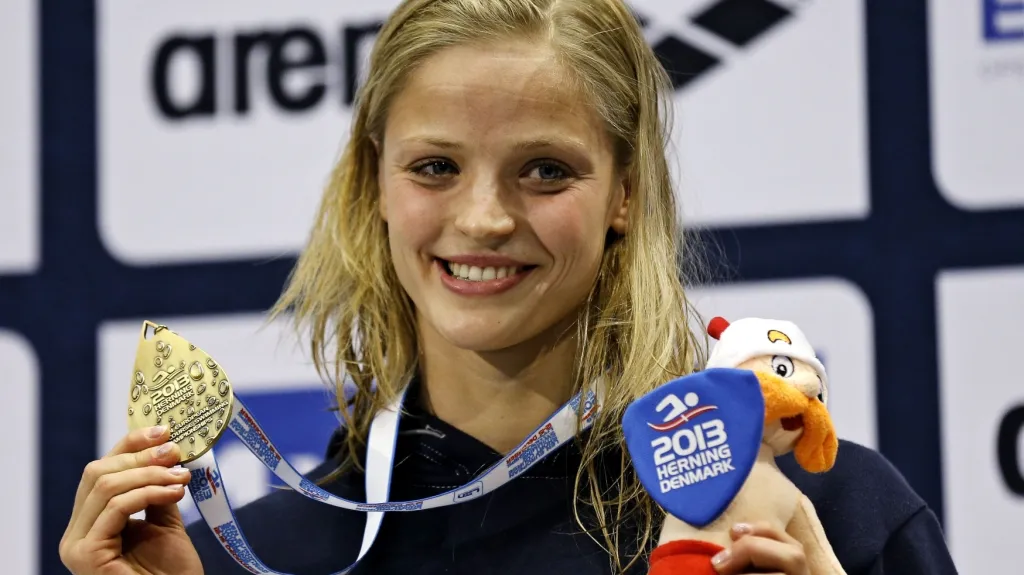 Simona Baumrtová slaví zisk zlaté medaile na ME