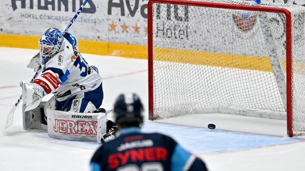 Domink Furch v brance Brna inkasuje v zápase s Libercem třetí gól