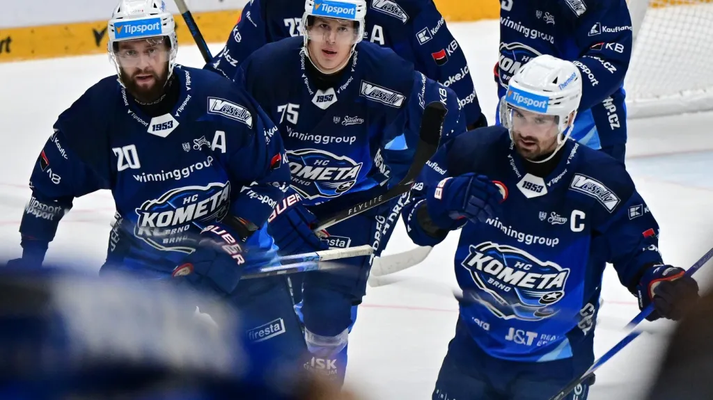 Hokejisté Komety Brno s kapitánem Jakubem Flekem