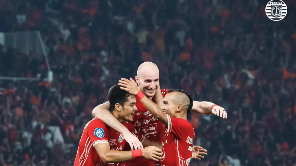 Michael Krmenčík (uprostřed) se raduje se spoluhráči z Jakarty z gólu