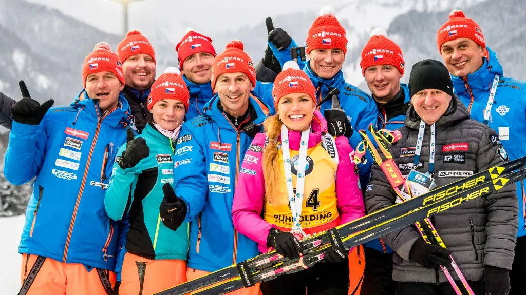 Stříbrná Gabriela Koukalová s trenérským a realizačním týmem