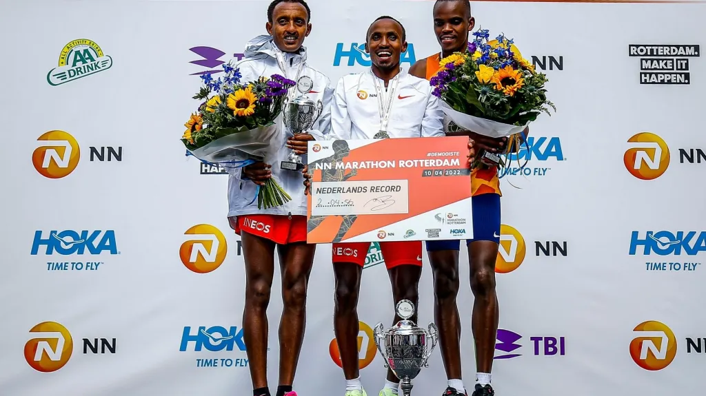 Abdi Nageeye z Nizozemska (uprostřed) na stupních vítězů