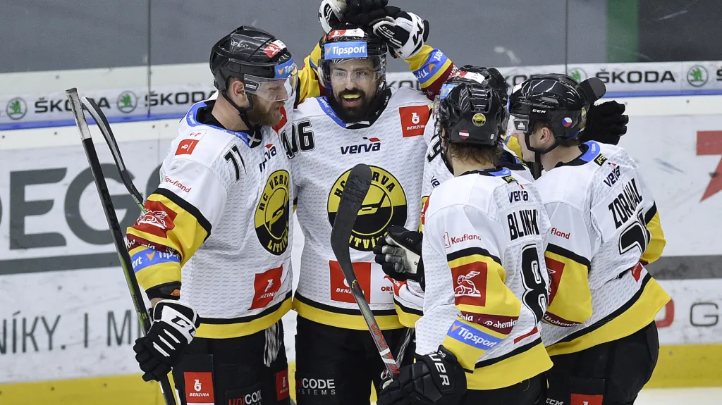 Richard Jarůšek slaví se spoluhráči z Litvínova gól
