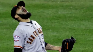 Nadhazovač Giants Sergio Romo slaví vítězství