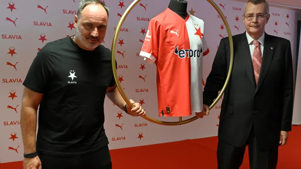 Jindřich Trpišovský a Jaroslav Tvrdík s novým dresem Slavie