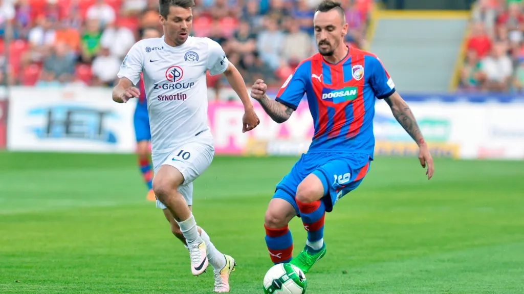 Plzeňský Martin Zeman (vpravo) se snaží utéct Janu Navrátilovi ze Slovácka