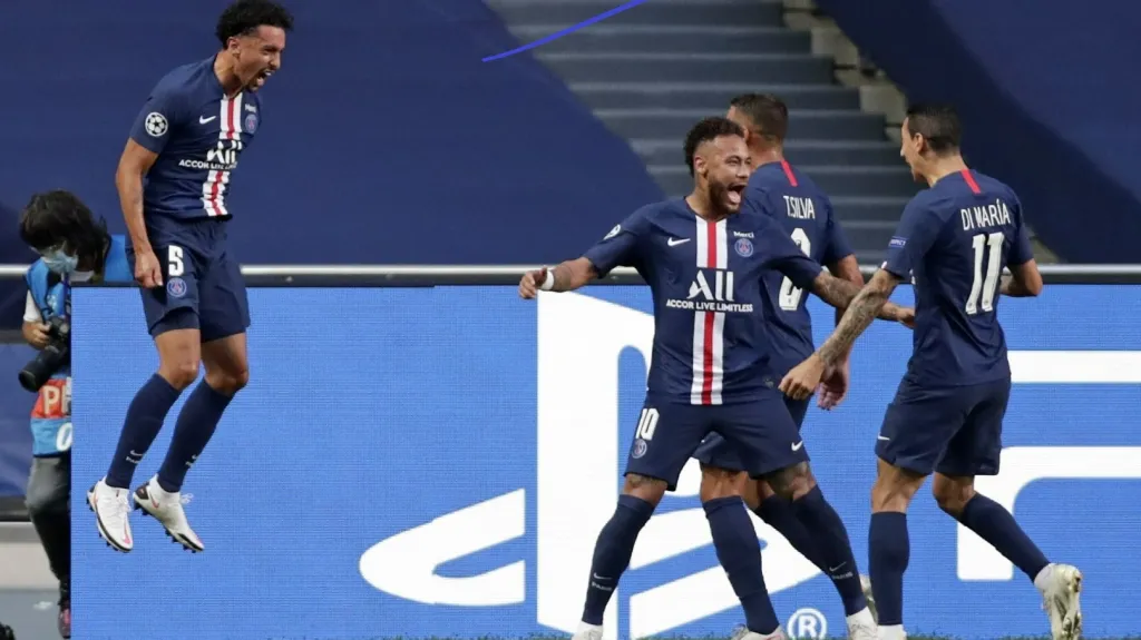 Fotbalisté PSG oslavují gól v semifinále LM