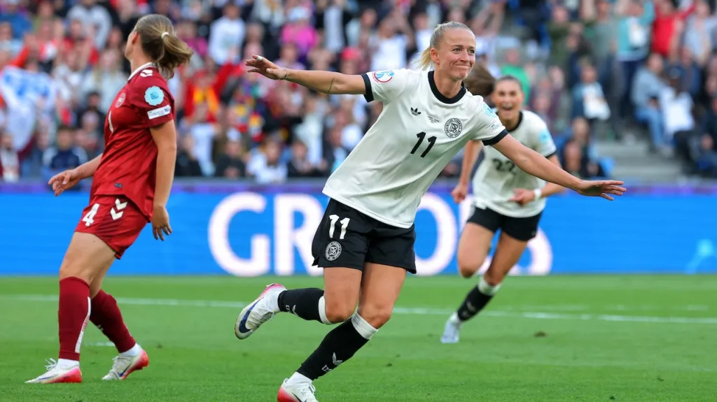 Lea Schüllerová slaví gól proti Dánsku