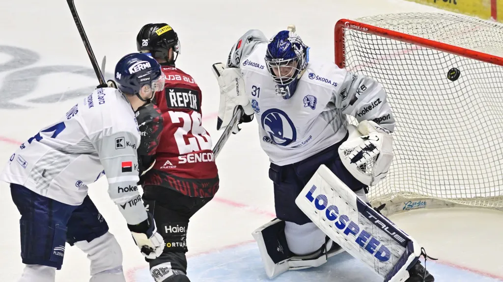 Plzeňský Nick Malík dostává gól proti Spartě