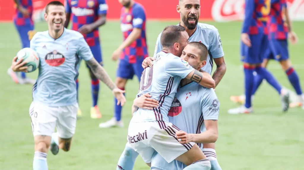 Fotbalisté Celty Vigo se radují v zápase proti Barceloně