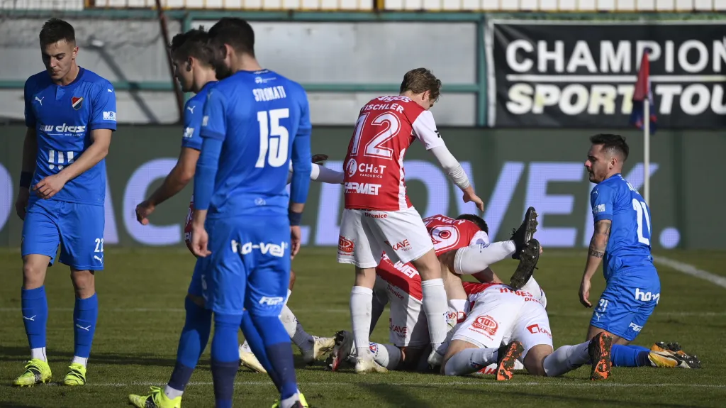 Fotbalisté Pardubic se radují z gólu v síti Ostravy