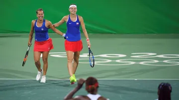 Slavící Lucie Šafářová a Barbora Strýcová