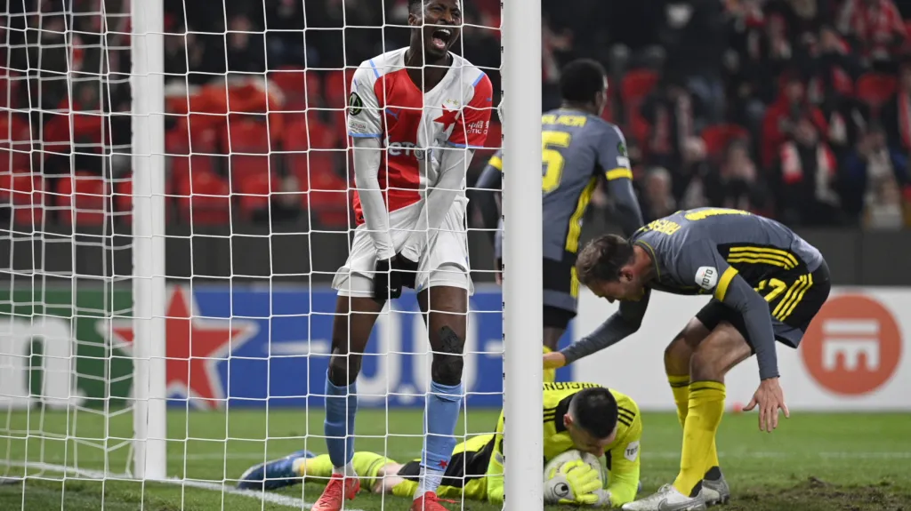 Peter Olayinka ze Slavie v utkání proti Feyenoordu