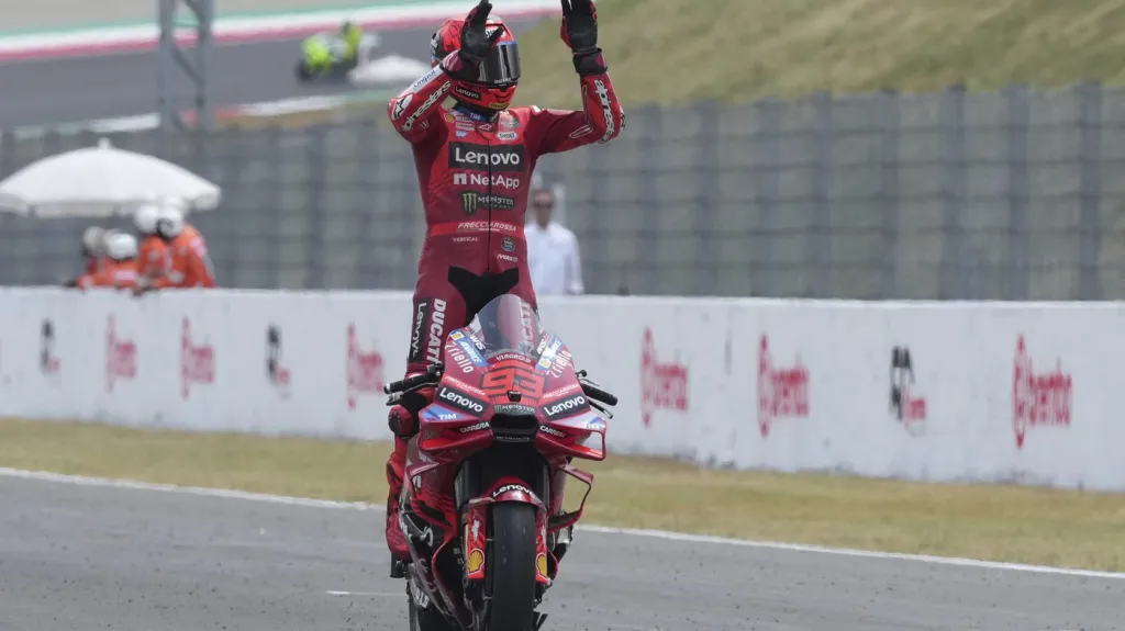 Marc Márquez slaví vítězství ve sprintu v Mugellu