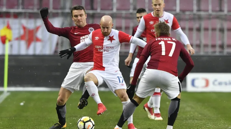 Stocha se snaží zastavit Lafata a Kadlec