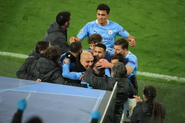 Fotbalisté a realizační tým Manchesteru City oslavují gól