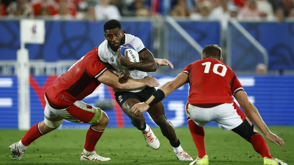 Frank Lomani z Fidži se snaží prodrat obranou Walesu