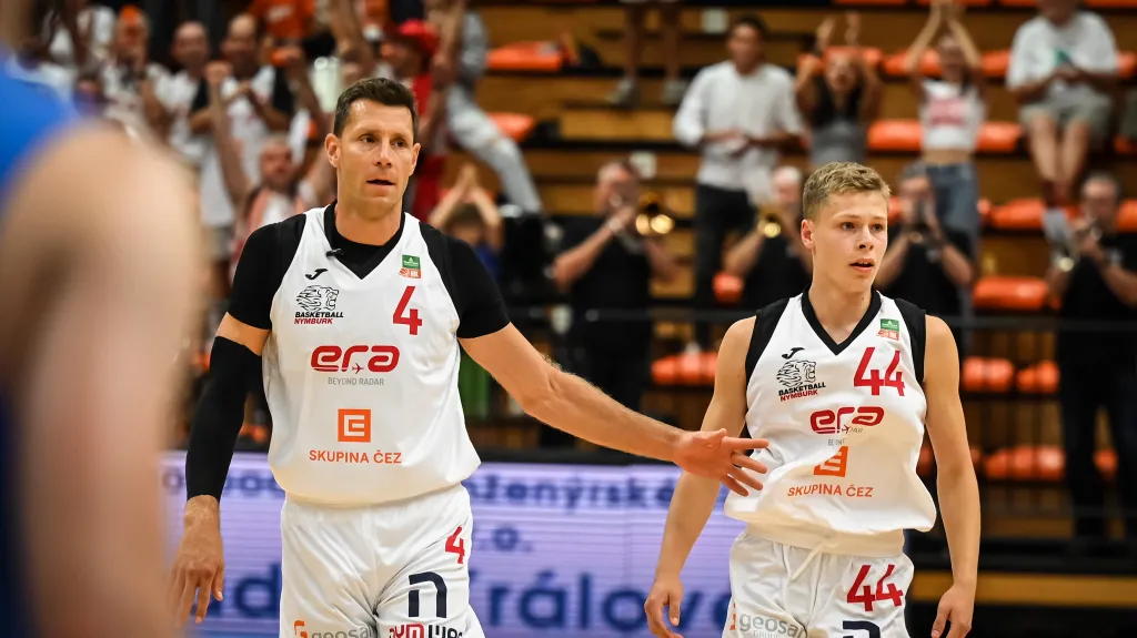 Petr Benda z Nymburku se synem Matyášem v ligovém utkání