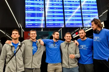 Čeští basketbalisté na letišti po návratu z mistrovství světa
