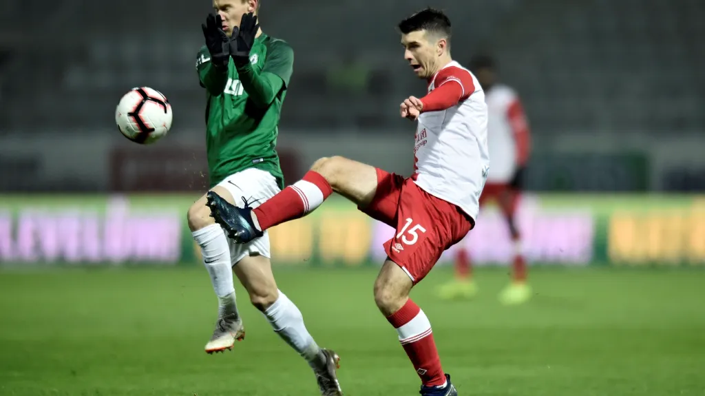 Jan Chramosta z Jablonce (vlevo) v utkání proti Slavii