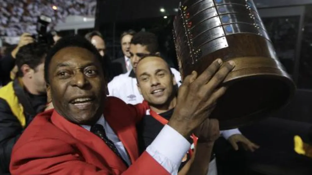 Pelé s pohárem osvoboditelů
