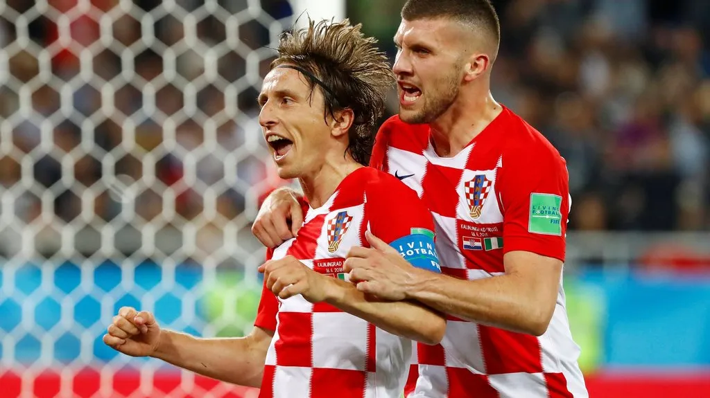Luka Modrič z Chorvatska (vlevo) slaví gól proti Nigérii
