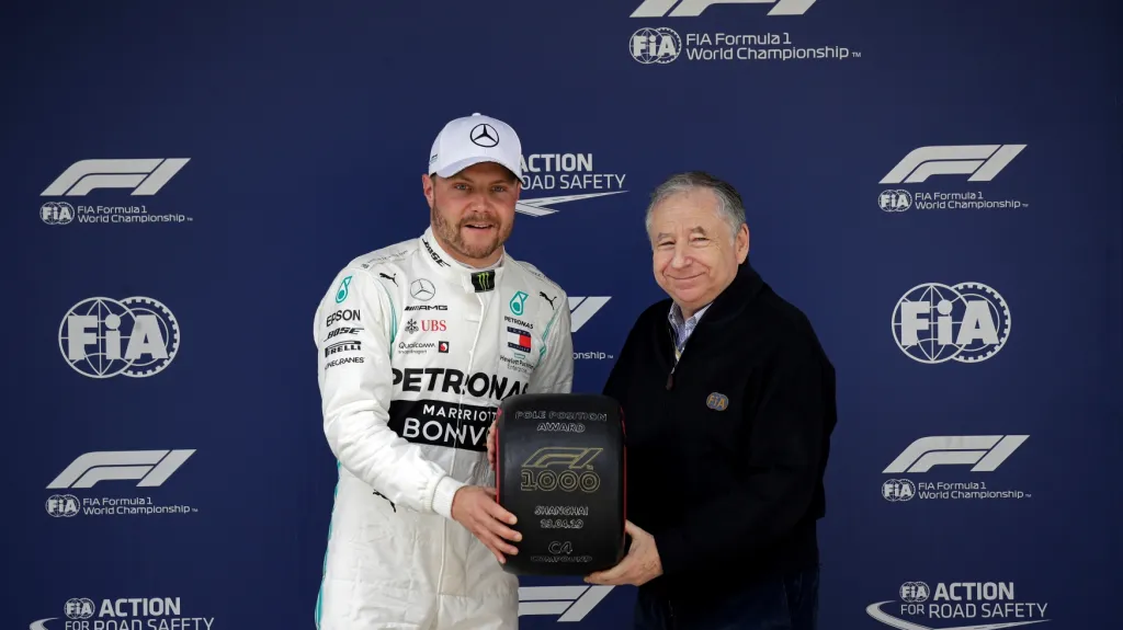 Předseda FIA Jean Todt (vpravo) a Valtteri Bottas z Mercedesu