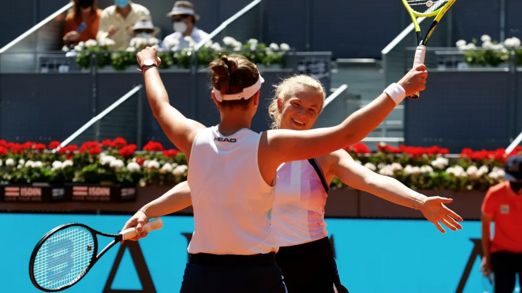 Barbora Krejčíková (vlevo) a Kateřina Siniaková 