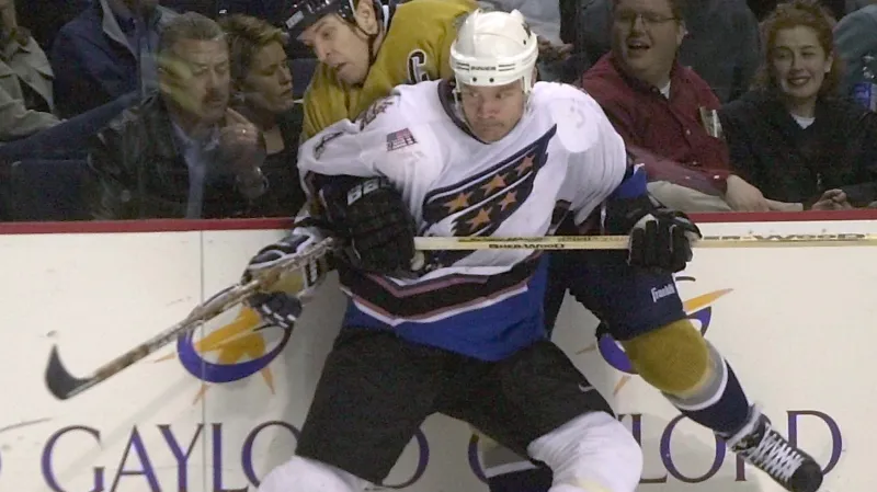 Obránce František Kučera v souboji s Tomem Fitzgeraldem z Nashvillu