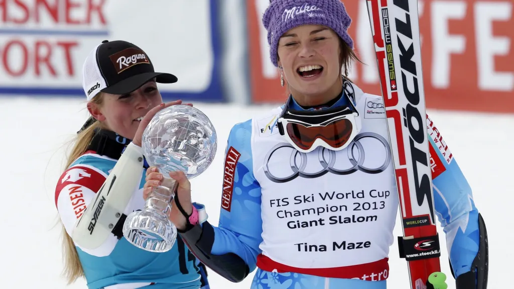 Lara Gutová hladí malý křišťálový globus Tiny Mazeové (vpravo)