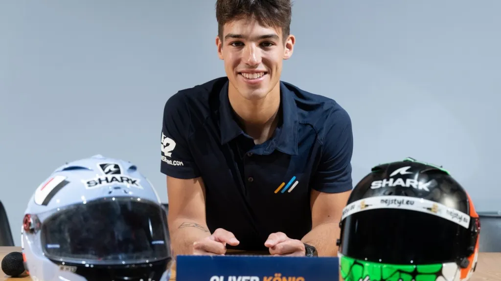 Motocyklový jezdec Oliver König na tiskové konferenci