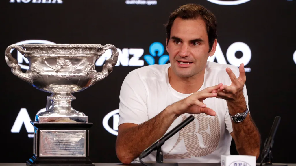 Roger Federer s trofejí pro vítěze Australian Open