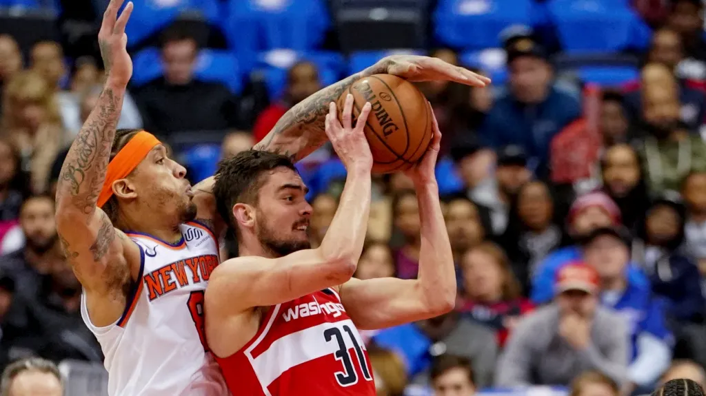 Tomáš Satoranský z Washingtonu (vpravo) se snaží prosadit proti New York Knicks