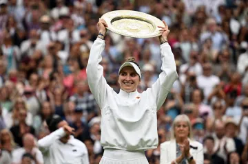 Markéta Vondroušová s trofejí za triumf na Wimbledonu
