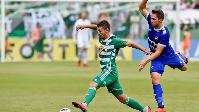 Dominik Mašek z Bohemians 1905 (vlevo) v zápase s Ostravou