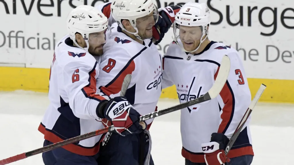 Alexandr Ovečkin se raduje se spoluhráči