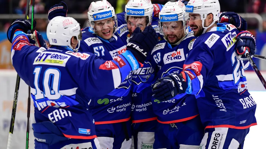 Radost brněnských hokejistů z gólů v play-off v Hradci Králové