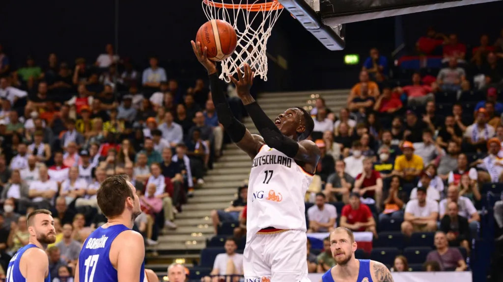 Dennis Schröder skóruje proti českým basketbalistům