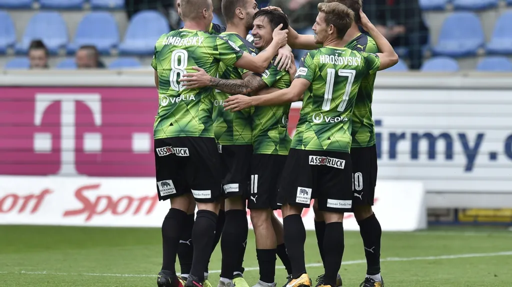 Fotbalisté Viktorie Plzeň se radují z gólu
